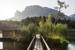 Erfrischung im Völser Weiher dem saubersten Badesee Italiens in den Dolomiten