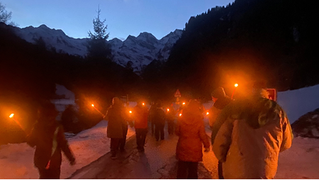 mice-experiences-ratschings-fackelwanderung-in-einer-bezaubernden-winterlandschaft